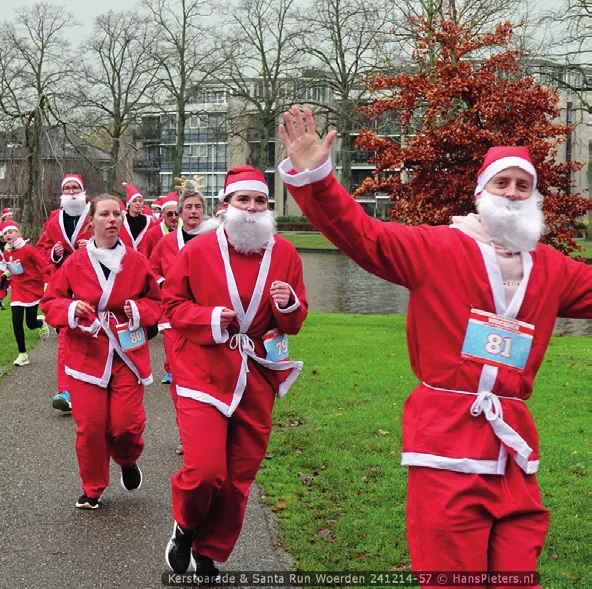 Deelnemers aan een eerdere Santa Run in kerstmannenpakken